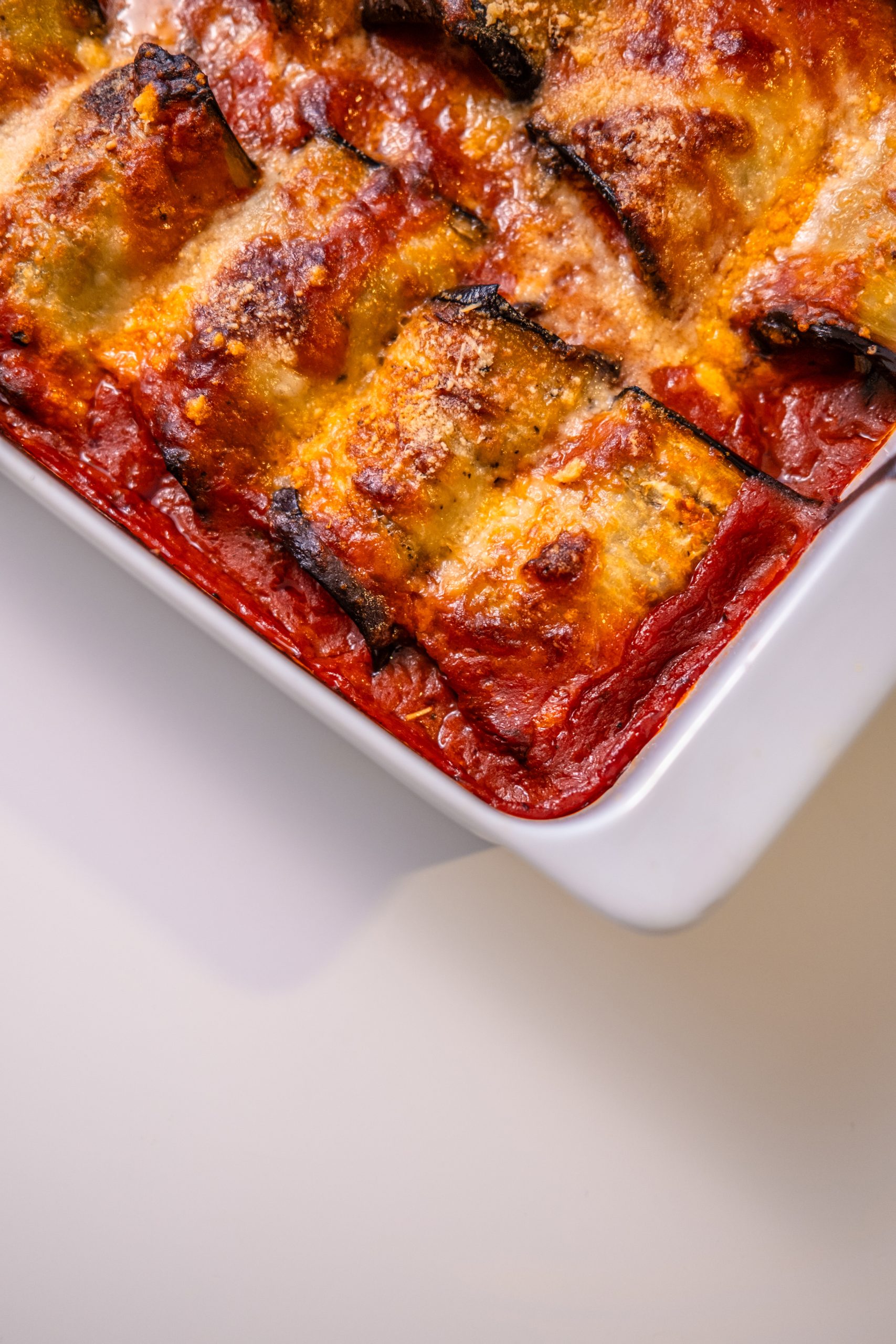 Rouleaux d'aubergines à la tomate, bœuf haché et parmesan