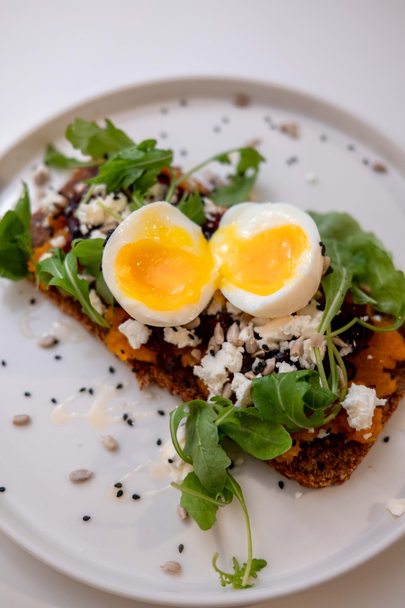 Tartine d’automne butternut, oignons caramélisés et oeuf mollet